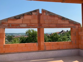 Élévation des murs et du pignon en briques d'une maison neuve