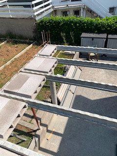 Pose d'un plancher poutrelles-hourdis sur un chantier de gros œuvre