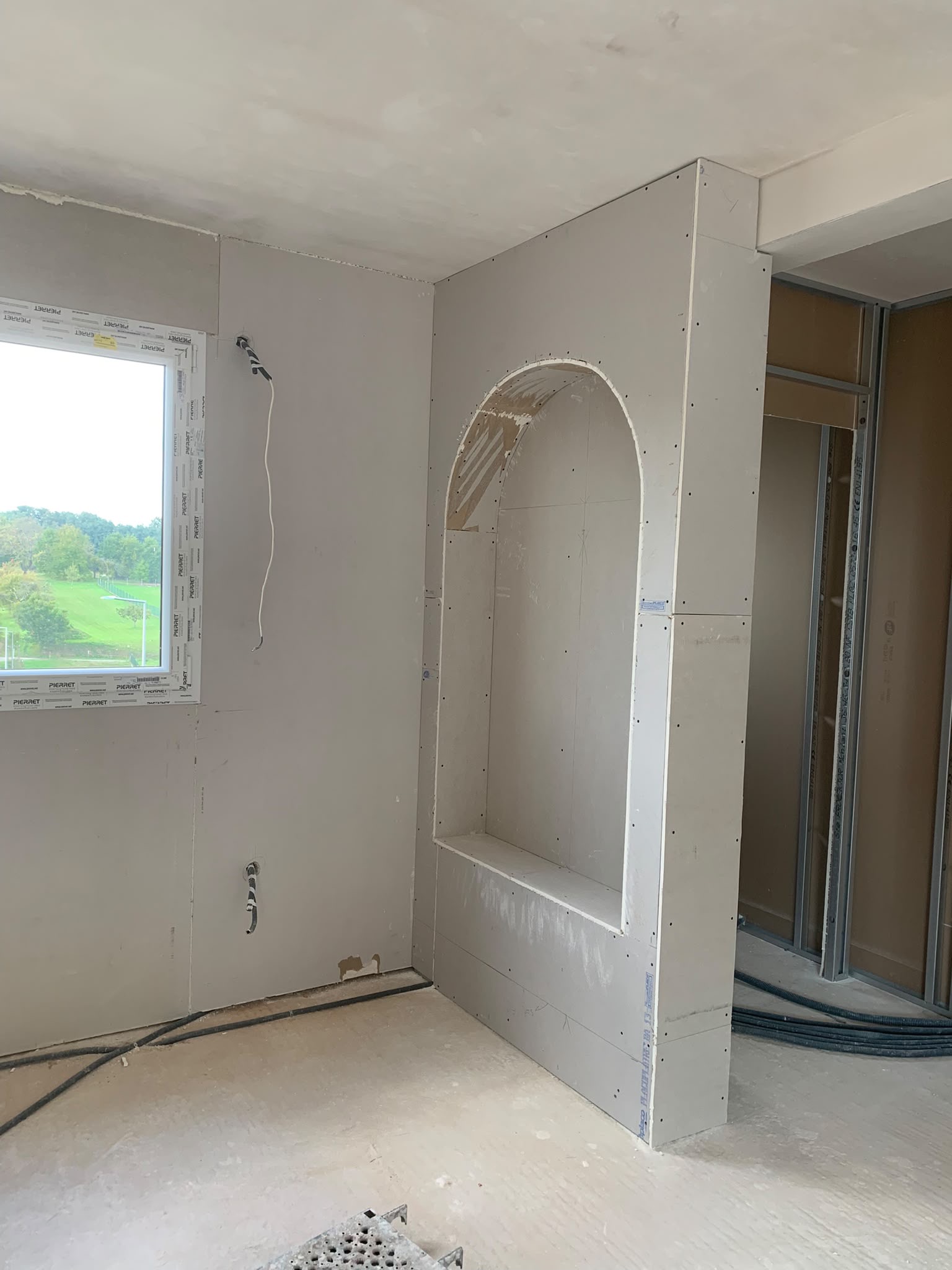 Cloison en plaques de plâtre avec niche arrondie sur mesure