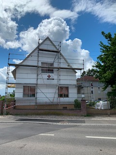 Maison sous échafaudage avant la rénovation de sa façade