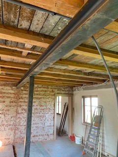 Renforcement d'un plancher ancien par poutres métalliques lors d'une rénovation